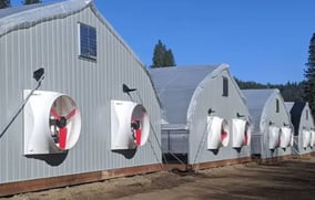 Landwirtschaftliche Gebäude mit großen Ventilatoren an den Außenwänden