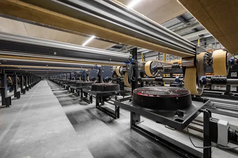 Industriële omgeving met een rij ventilatoren en machines