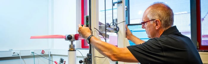 Mitarbeiter arbeitet mit Testgeräten im Forschungs- und Entwicklungslabor