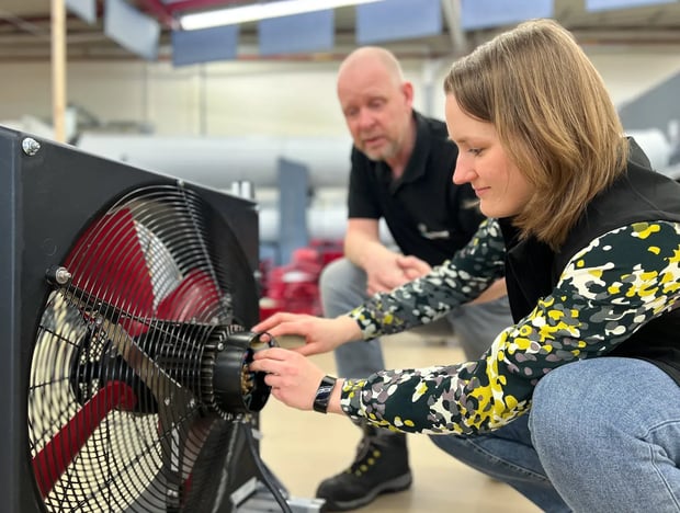 Twee werknemers inspecteren een ventilator in een onderzoeks- en ontwikkelingsfaciliteit