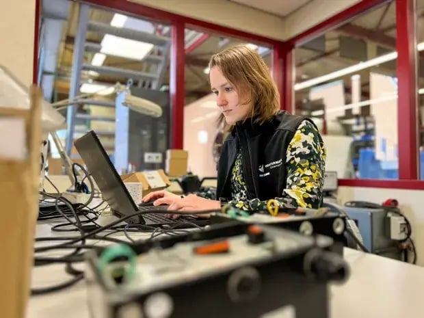 Werknemer werkt op een laptop in een onderzoeks- en ontwikkelingslaboratorium
