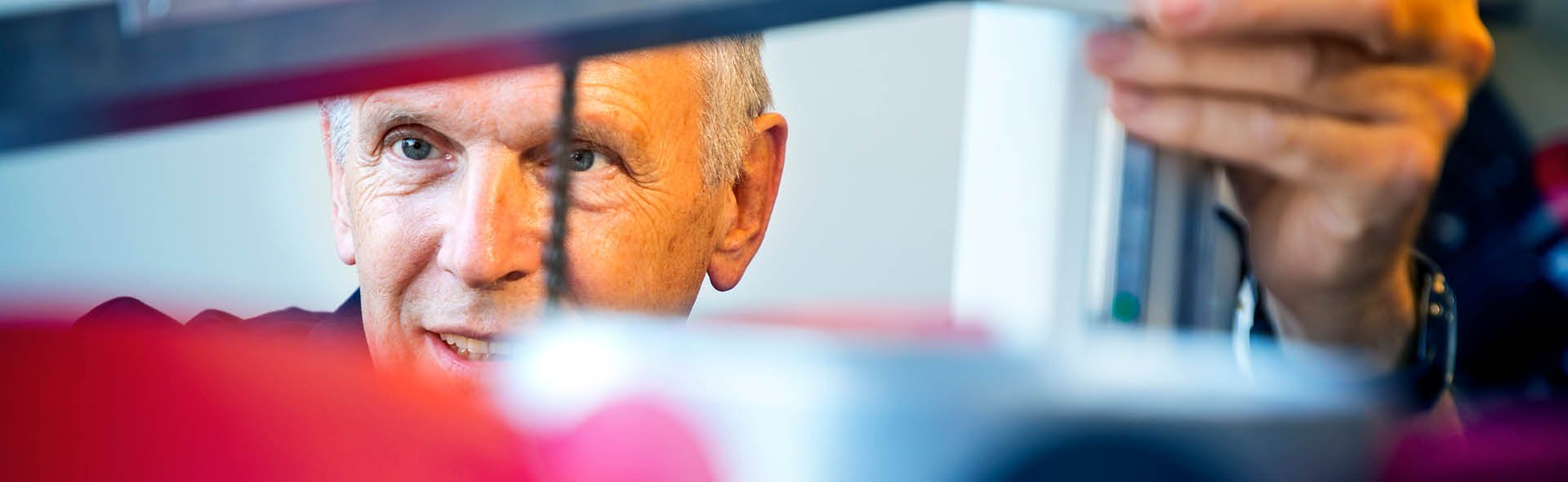 vv-employee-r_and_d_01-wide-1920x590