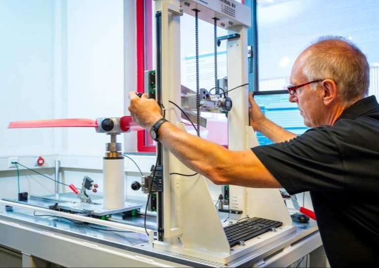 vv-employee-r_and_d_02-landscape-777x710-1